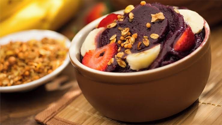 Bowl de açaí com banana, morango e calda